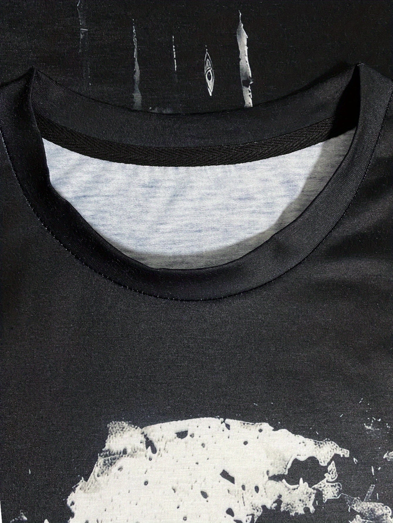 Featuring A 3D Digital Shattered Skull Pattern And A Round Neck Short Sleeved T-shirt